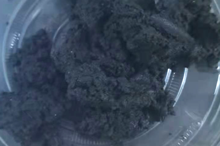 污泥烘干機(jī)系統(tǒng)適合于粘性較大的各種污泥干燥，可將含水85％左右的濕污泥脫水到50%左右再烘干成為含水10％以下的干粉