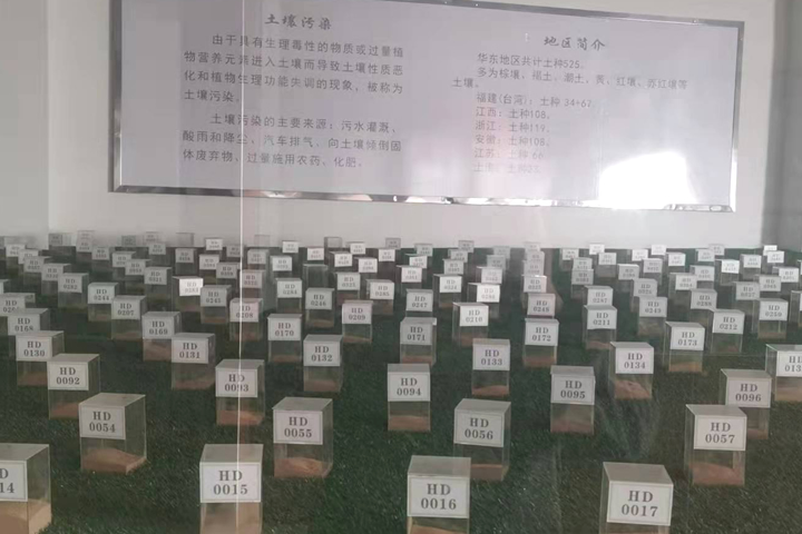 來自礦產(chǎn)開發(fā)、洗選加工過程中產(chǎn)生的大量粘土、泥土礦沙由于持水性高、粘度大、易抱團(tuán)結(jié)塊給后續(xù)物料磨粉、焙燒等工序造成不良影響，烘干機(jī)廠家鄭州東鼎干燥針對(duì)此類物料干燥及應(yīng)用特