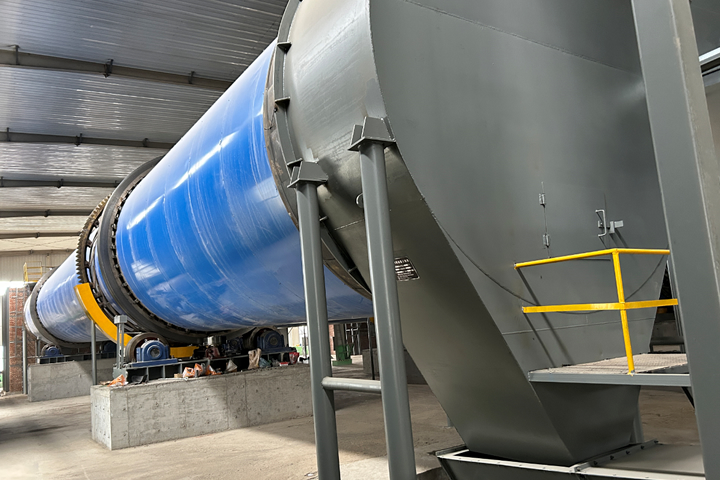 白酒糟烘干機采用新型熱風設備，烘干機集打散防腐清理于一體，清潔排放。