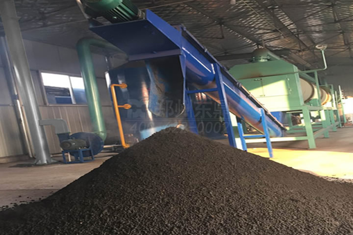 雞糞烘干機(jī)是一種專門用于處理禽畜糞便（如雞糞、牛糞、豬糞等）的干燥設(shè)備，通過脫水、高溫?zé)犸L(fēng)烘干、消毒滅菌、除臭等工序，將高含水量的糞便轉(zhuǎn)化為低含水量的有機(jī)肥料或飼料，實(shí)現(xiàn)了畜禽糞便的快速高效利用。